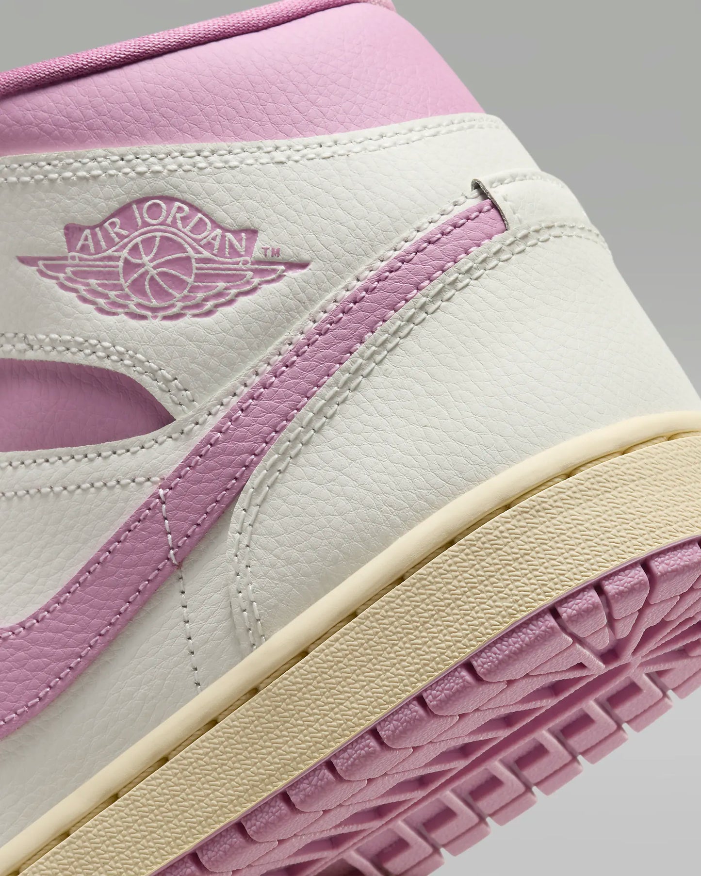 Jordan 1 Mid 'Pink Coconut Milk' Mujer